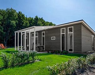 Moderne buitenkant van Vakantiehuis Waterresort Oosterschelde, huisnr. 101, gelegen in het groene Wemeldinge, Zuid-Beveland.