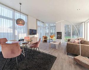 Lichte en ruime binnenruimte van Vakantiehuis Waterresort Oosterschelde, perfect voor een verblijf in Wemeldinge, Zeeland.