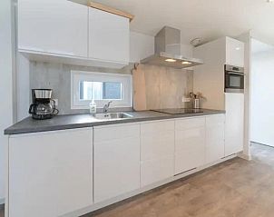 Volledig uitgeruste keuken in Vakantiehuis Waterresort Oosterschelde, ideaal voor koken tijdens uw verblijf in Wemeldinge.