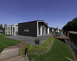 Terras en waterkant bij Vakantiehuis Waterresort Oosterschelde - huisnr. 109, ideaal voor ontspanning in Wemeldinge, Zeeland.