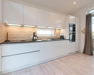 Moderne keuken in Vakantiehuis Waterresort Oosterschelde - huisnr. 109, Wemeldinge, met strakke afwerking en hoogwaardige apparatuur.