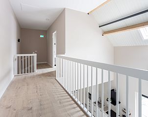 Rustige tuin met ligstoelen bij vakantiehuis ZE1456 in Wemeldinge, Zuid-Beveland, Zeeland.