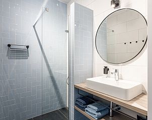 Moderne badkamer in vakantiehuis ZE1456 in Wemeldinge, Zuid-Beveland, Zeeland.