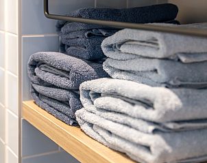 Tweepersoons slaapkamer met dakraam in vakantiehuis ZE1456 in Wemeldinge, Zuid-Beveland, Zeeland.