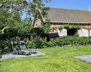 Stijlvolle badkamer met douche in vakantiehuis ZE1456 in Wemeldinge, Zuid-Beveland, Zeeland.
