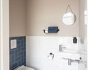 Open keuken en slaapkamer in vakantiehuis ZE1456 in Wemeldinge, Zuid-Beveland, Zeeland.