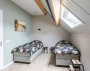 Slaapkamer met uitzicht op tuin in vakantiehuis ZE1456 in Wemeldinge, Zuid-Beveland, Zeeland.