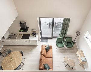 Lichte woonkamer met terras in vakantiehuis ZE1456 in Wemeldinge, Zuid-Beveland, Zeeland.