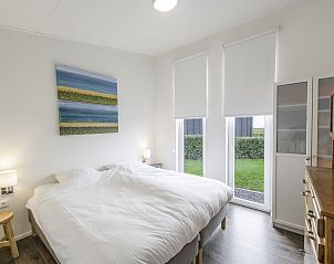 Comfortabele slaapkamer in Vakantiehuis Ruisweg 51, Wemeldinge, voor een ontspannen verblijf in Zeeland.