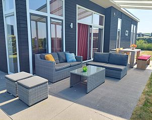 Stijlvol terras van Vakantiehuis Ruisweg 51 in Wemeldinge, perfect voor buitenontspanning in Zeeland.