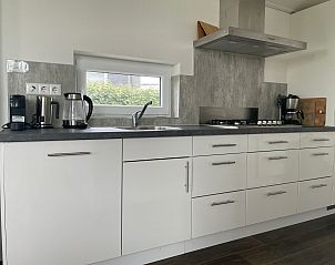 Moderne keuken in Vakantiehuis Ruisweg 51, Wemeldinge, ideaal voor culinaire avonturen in Zeeland.