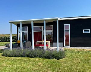 Veranda van Vakantiehuis Waterresort Oosterschelde huisnr. 51 in Wemeldinge, Zuid-Beveland, met uitzicht op groene velden.