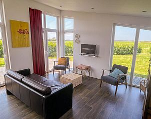 Lichte woonkamer in Vakantiehuis Waterresort Oosterschelde huisnr. 51, met panoramisch uitzicht op de natuur in Zuid-Beveland.