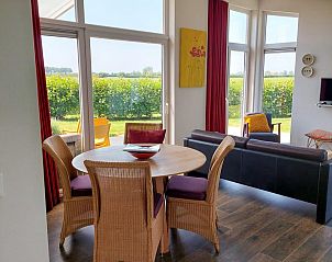 Gezellige eethoek in Vakantiehuis Waterresort Oosterschelde huisnr. 51 in Wemeldinge, met zicht op groene omgeving.