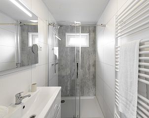 Moderne badkamer in Vakantiehuis Waterresort Oosterschelde huisnr. 51 in Wemeldinge, met douche en stijlvolle inrichting.