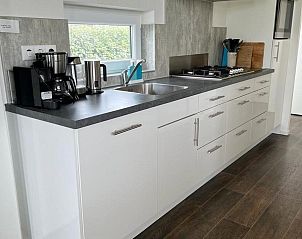 Volledig uitgeruste keuken in Vakantiehuis Waterresort Oosterschelde huisnr. 51, met moderne apparatuur in Wemeldinge.