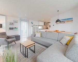 Lichte woonkamer in Vakantiehuis Waterresort Oosterschelde huisnr. 39 in Wemeldinge met ruime zithoek.