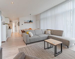 Moderne open woonkamer en keuken in Vakantiehuis Waterresort Oosterschelde huisnr. 39 in Wemeldinge.