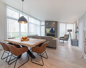 Eetkamer met stijlvolle inrichting in Vakantiehuis Waterresort Oosterschelde huisnr. 39 in Wemeldinge.