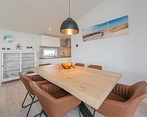 Eettafel en keuken in Vakantiehuis Waterresort Oosterschelde huisnr. 39 in Wemeldinge, Zeeland.