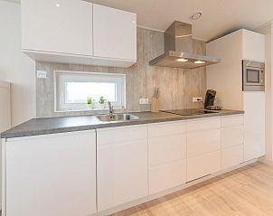 Strakke en moderne keuken in Vakantiehuis Waterresort Oosterschelde huisnr. 39 in Wemeldinge.