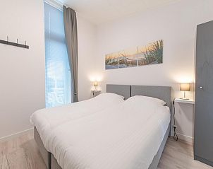 Slaapkamer met tweepersoonsbed in Vakantiehuis Waterresort Oosterschelde huisnr. 39 in Wemeldinge.