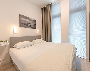 Comfortabele slaapkamer met raamdecoratie in Vakantiehuis Waterresort Oosterschelde huisnr. 39 in Wemeldinge.