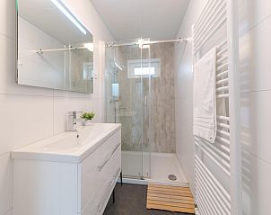 Moderne badkamer met inloopdouche in Vakantiehuis Waterresort Oosterschelde huisnr. 39 in Wemeldinge.