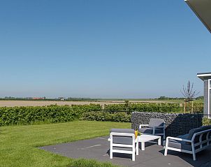 Uitzicht op het platteland vanaf terras van Vakantiehuis Waterresort Oosterschelde huisnr. 39 in Wemeldinge.