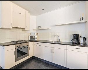 Modern kitchen in vacation home Scheldeoord 54, Baarland, Zeeland with oven, microwave and coffee maker. Perfect for a comfortable stay.