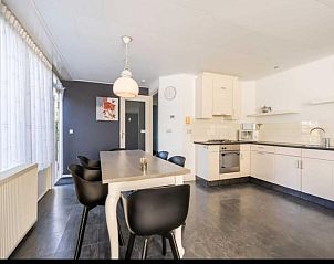 Modern kitchen and dining area in vacation home Scheldeoord 54, Baarland, Zuid-Beveland, Zeeland, with lots of light and stylish interior.