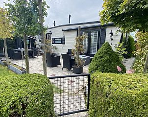 Gezellig terras bij VZ900 Vakantiechalet in Baarland, omgeven door natuur in Zuid-Beveland, Zeeland.