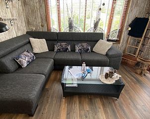 Comfortabele zithoek in VZ900 Vakantiechalet in Baarland, gelegen in Zuid-Beveland, Zeeland.