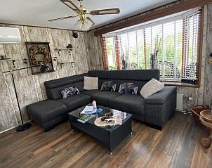 Stijlvolle woonkamer van VZ900 Vakantiechalet in Baarland, met moderne inrichting in Zuid-Beveland, Zeeland.