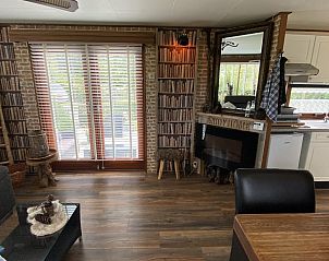 Gezellige binnenruimte van VZ900 Vakantiechalet in Baarland, perfect voor familiebijeenkomsten in Zuid-Beveland, Zeeland.