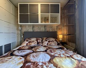 Stijlvolle slaapkamer met uitzicht in VZ900 Vakantiechalet in Baarland, Zuid-Beveland, Zeeland.