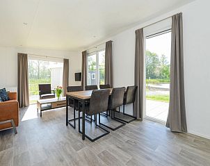 Ruime eetkamer in Vakantiehuis Hart van Zeeland, gelegen in het hart van Zuid-Beveland.