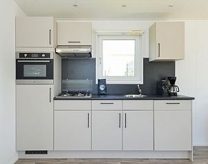 Moderne keuken in Vakantiehuis Hart van Zeeland, voorzien van alle gemakken in Heinkenszand.