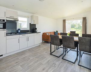 Open woonruimte met keuken en eetkamer in Vakantiehuis Hart van Zeeland, Heinkenszand.