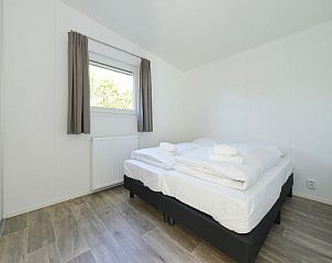 Comfortabele slaapkamer met tweepersoonsbed in Vakantiehuis Hart van Zeeland, Heinkenszand.