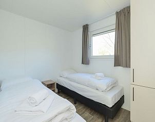 Slaapkamer met twee eenpersoonsbedden in Vakantiehuis Hart van Zeeland, Zuid-Beveland.