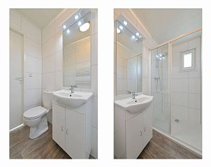 Moderne badkamer met douche en wastafel in Vakantiehuis Hart van Zeeland, Zuid-Beveland.
