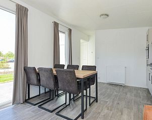 Eetkamer met grote tafel voor zes personen in Vakantiehuis Hart van Zeeland, Heinkenszand.