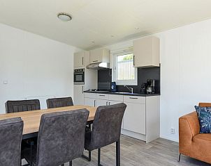 Keuken en eetruimte in Vakantiehuis Hart van Zeeland, ideaal voor gezinnen in Heinkenszand.