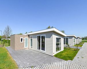 Ruim terras bij Vakantiehuis Hart van Zeeland, perfect voor buiten dineren in Heinkenszand.