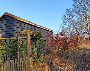 Ingang van Vakantiehuisje in Wolphaartsdijk, Zuid-Beveland, omgeven door natuur.