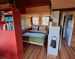 Comfortabele slaapkamer in Vakantiehuisje in Wolphaartsdijk, Zuid-Beveland, met houten vloer.