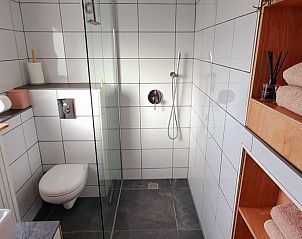 Moderne badkamer in Vakantiehuisje in Wolphaartsdijk, Zuid-Beveland, met inloopdouche.