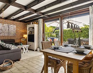 Stijlvolle eetkamer in Vakantiehuis Haus Anni, Hansweert, Zuid-Beveland, met uitzicht op de tuin.