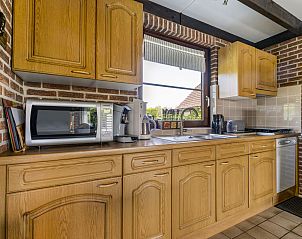 Moderne keuken in Vakantiehuis Haus Anni, Hansweert, Zuid-Beveland, met alle benodigde apparatuur.